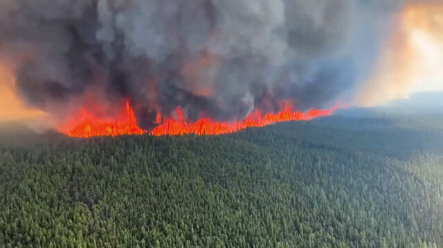 Cette image du 8 juin 2023, tirée d'une vidéo du British Columbia Wildfire Service, montre une vue aérienne de l'incendie de forêt de West Kiskatinaw River, situé à 10 km à l'est de Tumbler Ridge, au Canada. Crédit Photo: Handout / BC Wildfire Service / AFP

