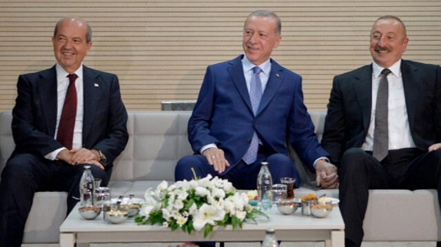 Cumhurbaşkanı Erdoğan, Azerbaycan'a olan seyahatini direkt uçuş olmamasına rağmen KKTC'den gerçekleştirecek. (Foto: KKTC Cumhurbaşkanı Tatar, Cumhurbaşkanı Erdoğan ve Azerbaycan Cumhurbaşkanı Aliyev.)