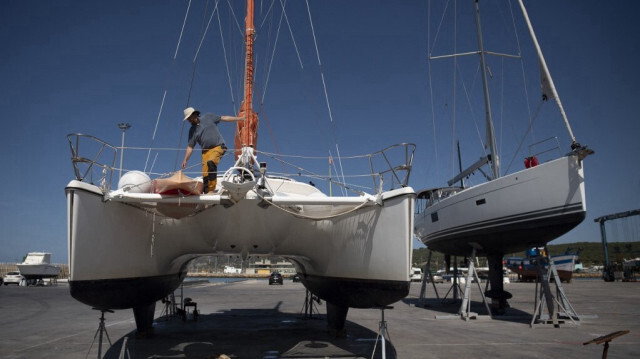 Un homme travaille sur un catamaran attaqué par des orques, dans le sud de l'Espagne. Crédit photo: JORGE GUERRERO / AFP