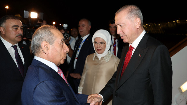 Cumhurbaşkanı Recep Tayyip Erdoğan'ı, Haydar Alivev Uluslararası Havalimanı'nda Azerbaycan Başbakan Birinci Yardımcısı Yagub Eyyubov (sol 2), Azerbaycan'ın Ankara Büyükelçisi Reşad Memmedov (solda) ve büyükelçilik personeli karşıladı.