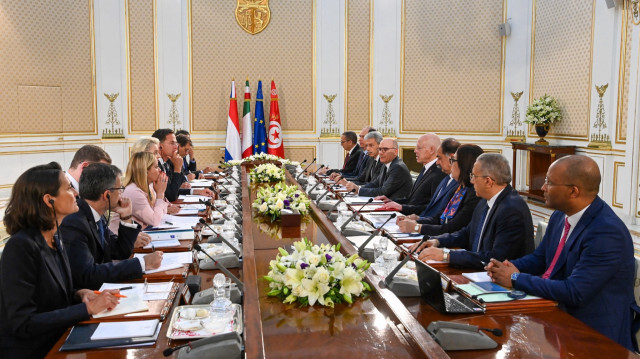 Le  Président de la Tunisie, Kaïs Saïed et face a lui la présidente de la Commission européenne, Ursula von der Leyen, la Première ministre italienne, Georgia Meloni, et le Premier ministre néerlandais, Mark Rutte. Crédit Photo: Présidence Tunisie/Facebook