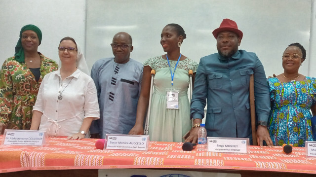 Yanni-Domingo Indira, conseillère technique du président de la Commission électorale indépendante (CEI), Sœur Monica Auccello, directrice de l'école inclusive Le petit baobab, Dr Abderrahmane Coulibaly, responsable service médecine physique et réadaptation au CHU de Cocody, Faouziatou Ibrahima, présidente et fondatrice de l'association "Fair play", Serge Monney, vice président de IPADEMCI et Marie claude Tapsoba, présidente du comité féminin GIEHPCI. Crédit photo: Angèle Palé / Nouvelle Aube