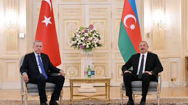 Le Président de la République de Türkiye, Recep Tayyip Erdoğan (G) et son homologue azéri, Ilham Aliyev (D). Crédit photo: HANDOUT / AZERBAIJANI PRESIDENCY / AFP
