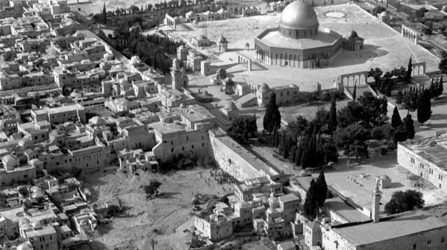 Une vue aérienne de Jérusalem capturée le 12 juin 1967 montre les bâtiments restants du quartier des Maghrébins dans la vieille ville de Jérusalem, près du Mur occidental et de l'enceinte de la mosquée Al-Aqsa, après la guerre des Six Jours. Crédit photo: ILAN BRUNER / GPO / AFP
