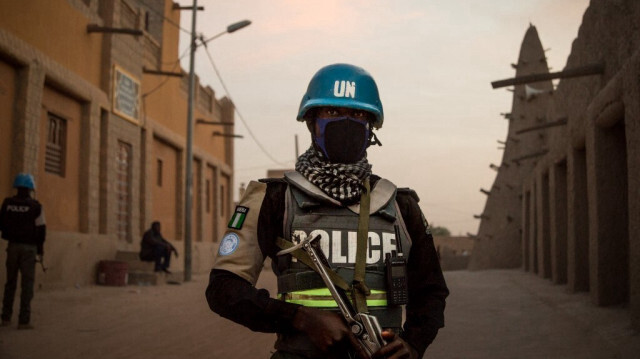 Des policiers de la Mission des Nations unies pour la stabilisation au Mali (MINUSMA) patrouillent devant la Grande Mosquée de Tombouctou au Mali, le 8 décembre 2021. Crédit photo: FLORENT VERGNES / AFP