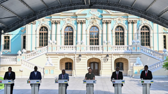 Le Premier ministre égyptien Mostafa Madbouly, le président sénégalais Macky Sall, le président des Comores Azali Assoumani, le président ukrainien Volodymyr Zelensky, le président sud-africain Cyril Ramaphosa et le président zambien Hakainde Hichilema tiennent une conférence de presse après leurs entretiens à Kiev. Crédit photo: Sergei SUPINSKY / AFP