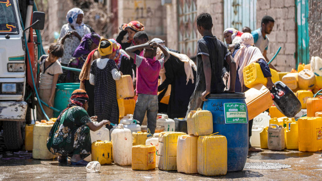 Sur cette photo prise le 8 juin 2023, des enfants se rassemblent avec des jerrycans pour faire le plein d'eau à partir d'un camion-citerne à la périphérie de la troisième ville du Yémen, Taez. Crédit Photo: AHMAD AL-BASHA / AFP

