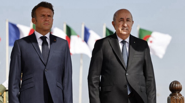 Le président français Emmanuel Macron (à gauche) se tenant à côté du président algérien Abdelmadjid Tebboune (à droite) à l'aéroport d'Alger, à Alger, le 27 août 2022. Emmanuel Macron a effectué une visite de trois jours en Algérie dans le but de rétablir les liens avec l'ancienne colonie française, qui a célébré cette année le 60e anniversaire de son indépendance. Crédit Photo: Ludovic MARIN / AFP