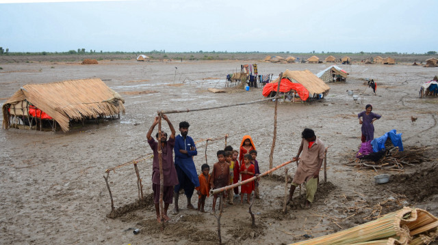 Des personnes touchées par le cyclone construisant une hutte dans la zone côtière du district de Sujawal, dans la province pakistanaise de Sindh, le 16 juin 2023, après l'arrivée du cyclone Biparjoy. Crédit Photo: Husnain ALI / AFP

