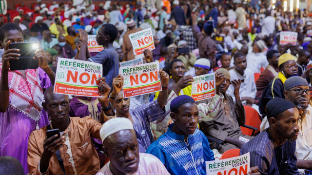 Des personnes brandissant des pancartes sur lesquelles on peut lire "votez non au référendum" lors d'une marche contre la nouvelle constitution organisée par l'Association des Imams, à Bamako, le 16 juin 2023. Des milliers de personnes se sont rassemblées pour une marche contre le changement de la constitution pour le référendum du 18 juin 2023. Crédit Photo: STRINGER / AFP
