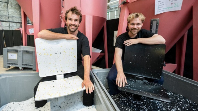 La société "Le Pavé", fabrique des sièges à partir de déchets plastiques récupérés et recyclés, à Aubervilliers en France. Crédit photo: BERTRAND GUAY / AFP