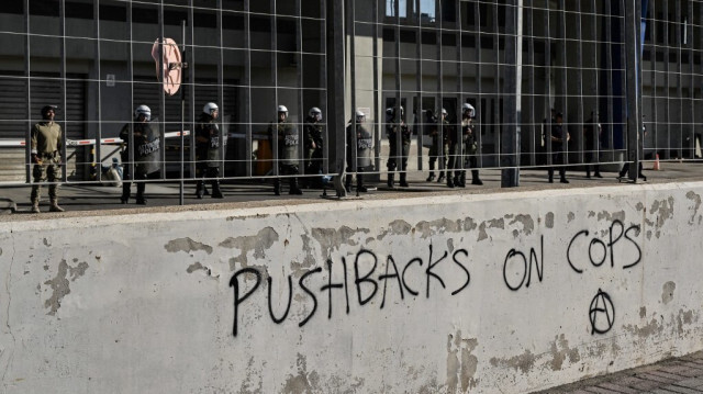 Les policiers antiémeute montent la garde dans le quartier général de Frontex et des garde-côtes helléniques au port du Pirée, près d'Athènes, le 18 juin 2023, suite au naufrage meurtrier qui a coûté la vie à au moins 78 migrants. Crédit photo: LOUISA GOULIAMAKI / AFP