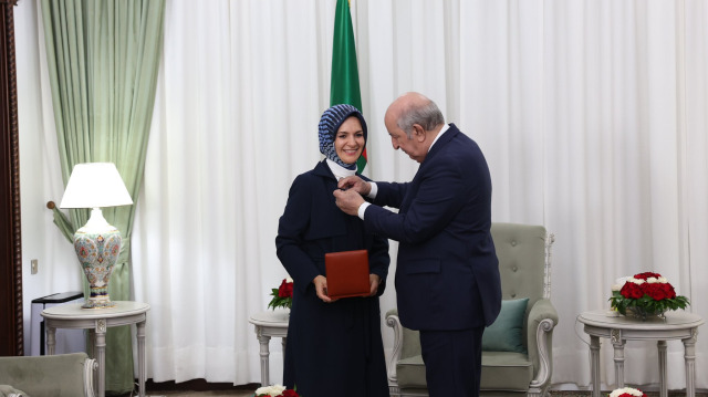 Aile Bakanı Mahinur Özdemir Göktaş'a Cezayir Cumhurbaşkanı Sayın Abdelmadjid Tebboune tarafından, “Birinci Derece Djadir Ulusal Liyakat Nişanı" takıldı. 