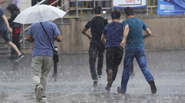 Meteorolojiden İstanbul için yağış uyarısı yapıldı. 