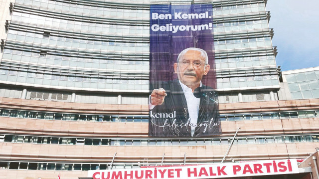 Seçim hezimetinin ardından CHP Genel Merkezi’ne asılan “Ben Kemal Geliyorum” afişi indirilmişti.