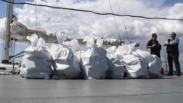 Les sacs contenant environ une tonne de cocaïne, saisis lors d'une opération de lutte contre le trafic international de drogue, sont exposés aux journalistes le 1er juin 2023 à la base navale de Lisbonne à Almada, au Portugal. Crédit photo: CARLOS COSTA / AFP
