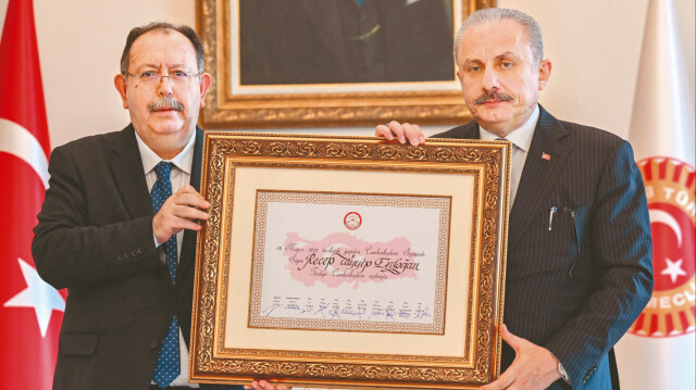 YSK Başkanı Ahmet Yener Cumhurbaşkanı Recep Tayyip Erdoğan'ın mazbatasını TBMM Başkanı Mustafa Şentop'a teslim etti. 