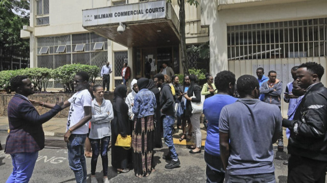 Certains des 43 anciens modérateurs de Facebook devant le tribunal du travail de Milimani où ils ont déposé une plainte au Kenya contre Meta, la société mère de Facebook, pour licenciement illégal présumé dans la capitale, Nairobi, le 12 avril 2023. Crédit photo: TONY KARUMBA / AFP