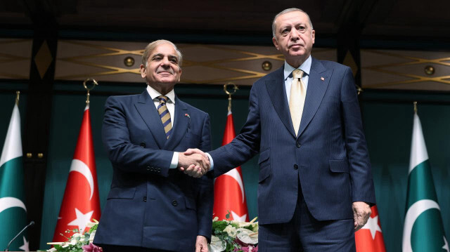 Pakistan Başbakanı Şahbaz Şerif ve Cumhurbaşkanı Recep Tayyip Erdoğan