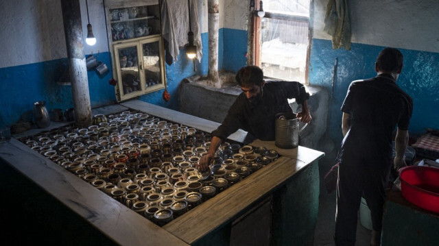 Le chef afghan, Hamid Khan, préparant le plat traditionnel d'agneau "Chainaki", cuit dans des théières, dans un restaurant à Kaboul en Afghanistan. Crédit photo: WAKIL KOHSAR / AFP