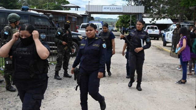 Des gardiens surveillent les installations de la prison du Centre des femmes pour l'adaptation sociale, après un incendie, à Tamara au Honduras. Crédit photo: ORLANDO SIERRA / AFP