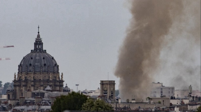 Cette vue générale montre de la fumée s'élevant d'un immeuble dans le 5e arrondissement de Paris. Crédit photo: IAN LANGSDON / AFP