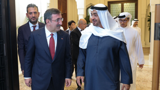 Cumhurbaşkanı Yardımcısı Cevdet Yılmaz ile Hazine ve Maliye Bakanı Mehmet Şimşek, çalışma ziyareti kapsamında Birleşik Arap Emirlikleri (BAE) Devlet Başkanı Muhammed bin Zayid Al Nahyan ile bir araya geldi.
