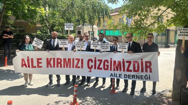 Dernek üyeleri ellerinde, 'aile kırmızı çizgimizdir' yazılı pankart ve dövizler taşıdı.