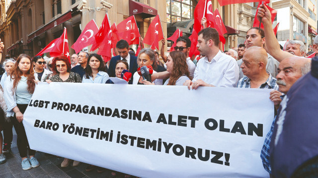 Avukatlar İstanbul Barosu önünde LGBT karşıtı eylem yaptı.