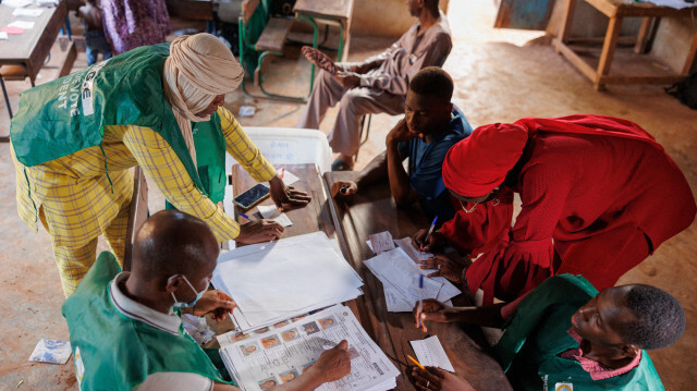 Des agents électoraux commençant à compter les bulletins de vote lors du référendum au Mali, à Bamako, le 18 juin 2023. Crédit Photo: OUSMANE MAKAVELI / AFP

