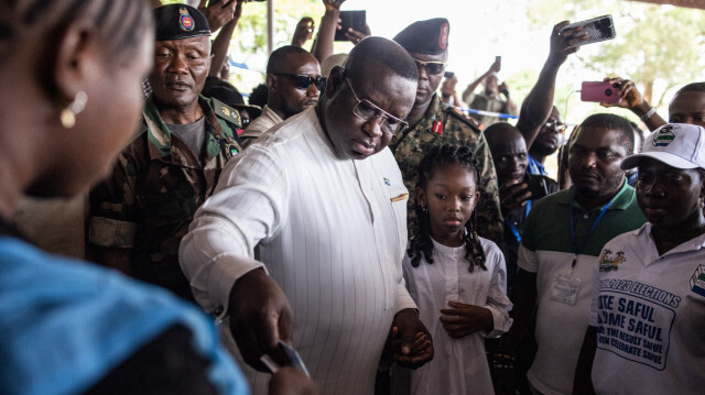 Le président sortant de la Sierra Leone, Julius Maada Bio, vote à Freetown le 24 juin 2023 lors du scrutin présidentiel. Crédit Photo: JOHN WESSELS / AFP

