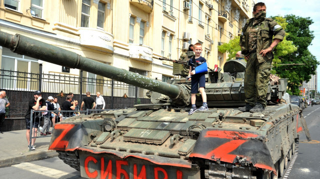 Rostov-on-Don kentinde Wagner savaşçıları zırhlı araçlarla, tanklarla Rus Güney Askeri Bölge Karargah binası çevresinde konuşlandı. 