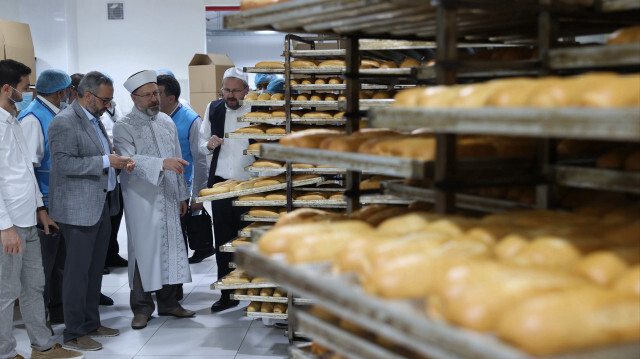 Diyanet İşleri Başkanı Ali Erbaş Diyanet'in Mekke mutfağını ziyaret etti.