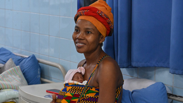 Une mère tenant son bébé prématuré à l'unité des mères kangourou dans le service de pédicurie du Centre hospitalier universitaire (CHU)de Treichville à Abidjan, le 19 juin 2023 en Côte d'Ivoire. Crédit Photo: Issouf SANOGO / AFP

