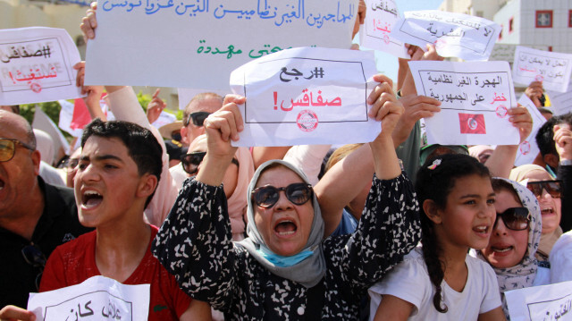 Des personnes brandissant des pancartes en criant des slogans lors d'une manifestation contre la présence de migrants subsahariens illégaux, à Sfax, le 25 juin 2023. Crédit Photo: HOUSSEM ZOUARI / AFP

