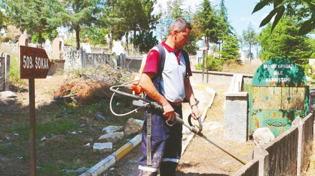Çankırı Belediyesi Park ve Bahçeler ile Mezarlıklar müdürlüklerine bağlı ekipler, şehri mezarlığında ot biçme çalışmalarını yürütüyor ve kabirlere giden yolları onarıyor. 