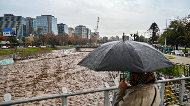 La rivière Mapocho à Santiago, au Chili, suite aux fortes pluies, le 23 juin 2023. Crédit Photo: MARTIN BERNETTI / AFP
