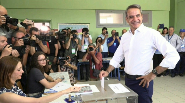 L'ancien Premier ministre de droite, Kyriakos Mitsotakis, vote lors du second tour des élections législatives en Grèce. Crédit photo: Will VASSILOPOULOS / AFPTV / AFP