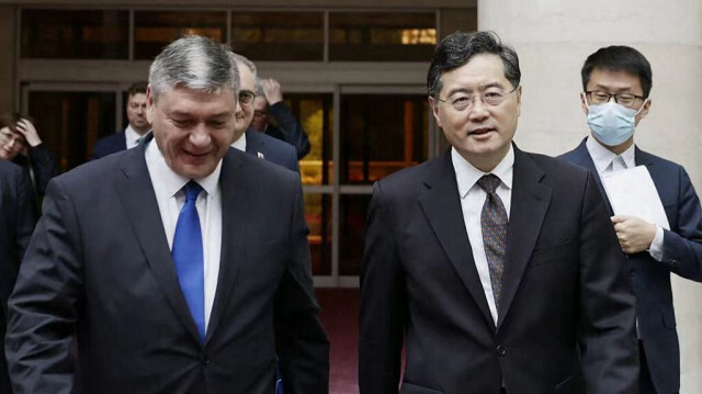 Le vice-ministre russe des Affaires étrangères ,Andrey Rudenko et le ministre chinois des Affaires étrangères Qin. Crédit photo: Polycopié / Ministère des Affaires étrangères de la République populaire de Chine / AFP