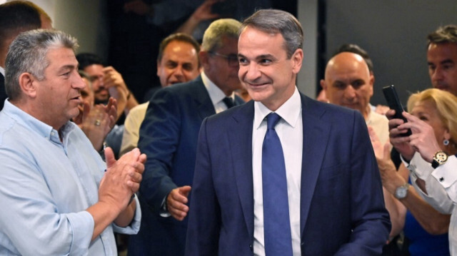 Le chef du parti conservateur grec Nouvelle Démocratie, Kyriakos Mitsotakis (C), réagit après la victoire de son parti aux élections générales. Crédit photo: LOUISA GOULIAMAKI / AFP
