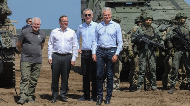 Le ministre lituanien de la Défense, Arvydas Anušauskas (G), le ministre allemand de la Défense, Boris Pistorius (C1), le secrétaire général de l'OTAN, Jens Stoltenberg (C2), et le président lituanien, Gitanas Nausėda (D), rendent visite à des soldats participant à l'exercice militaire bilatéral germano-lituanien. Crédit photo: PETRAS MALUKAS / AFP
