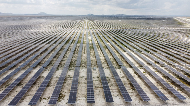 La centrale solaire photovoltaïque de Karapınar, connue sous le nom de Kalyon Karapınar GES (système d'énergie solaire), construite dans le district de Karapınar de la province de Konya, en Türkiye. Crédit photo: AGENCE ANADOLU