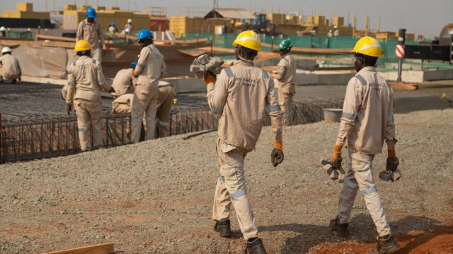 Des employés de TotalEnergies travaillant à la construction d'une plateforme de forage dans le parc national des chutes de Murchison, dans l'ouest de l'Ouganda, le 22 février 2023. Crédit Photo: BADRU KATUMBA / AFP

