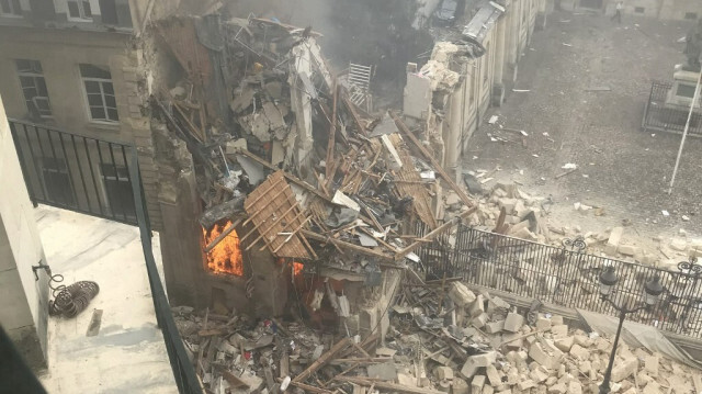 Un corps a été découvert le 27 juin 2023 dans les décombres de l'immeuble de la rue Saint-Jacques à Paris, détruit le 21 juin par une explosion suivie d'un incendie. Crédit photo: GREGORY CUSTO / AFP