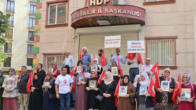 Evlat nöbetindeki 8'inci bayramlarına da buruk giren aileler, çocuklarına teslim olmaları için çağrıda bulundu.