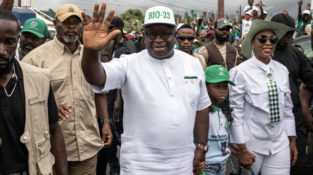 Le Président de la Sierra Leone, Julius Maada Bio, saluant ses partisans. Crédit Photo: JOHN WESSELS / AFP

