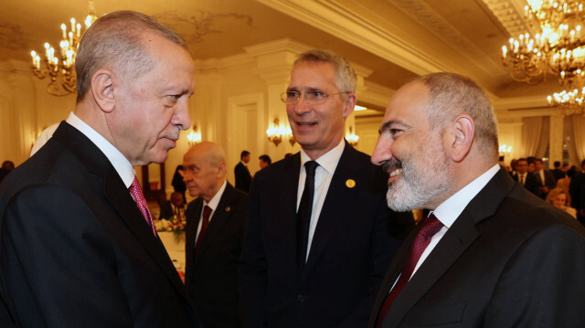 Le Président turc Recep Tayyip Erdogan (G) salue le premier ministre arménien Nikol Pashinyan (D) et le secrétaire général de l'OTAN, Jens Stoltenberg (C) avant le dîner organisé après l'investiture de M. Erdogan à Ankara, en Türkiye, le 3 juin 2023. Crédit photo: AGENCE ANADOLU