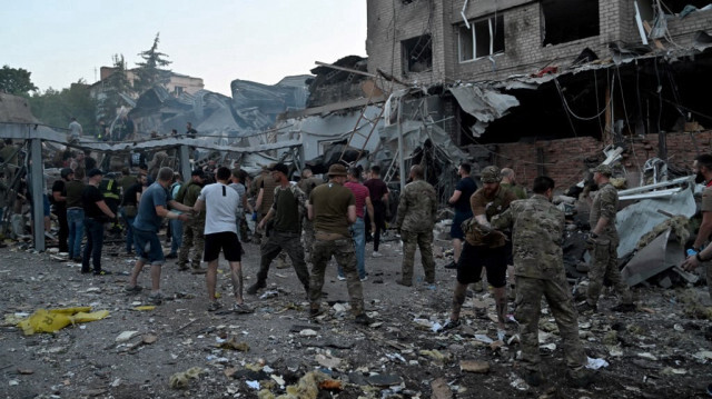 Des sauveteurs et des volontaires s'efforcent de sauver des personnes sous les décombres après qu'un missile russe a frappé un restaurant et plusieurs maisons à Kramatorsk, dans l'est de l'Ukraine, le 27 juin 2023. Crédit photo: GENYA SAVILOV / AFP