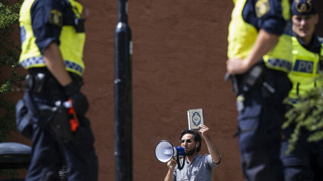 Salwan Momika a brûlé et piétiné un Coran devant une mosquée de Stockholm, en Suède, le 28 juin 2023, durant la fête de l'Aïd al-Adha. Crédit photo: JONATHAN NACKSTRAND / AFP