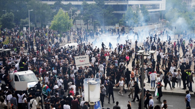 La police a fait usage de gaz lacrymogène durant la marche commémorative en l'honneur de Nahel abattu mardi par un policier, à Nanterre, en banlieue parisienne, le 29 juin 2023. Crédit photo: ZAKARIA ABDELKAFI / AFP